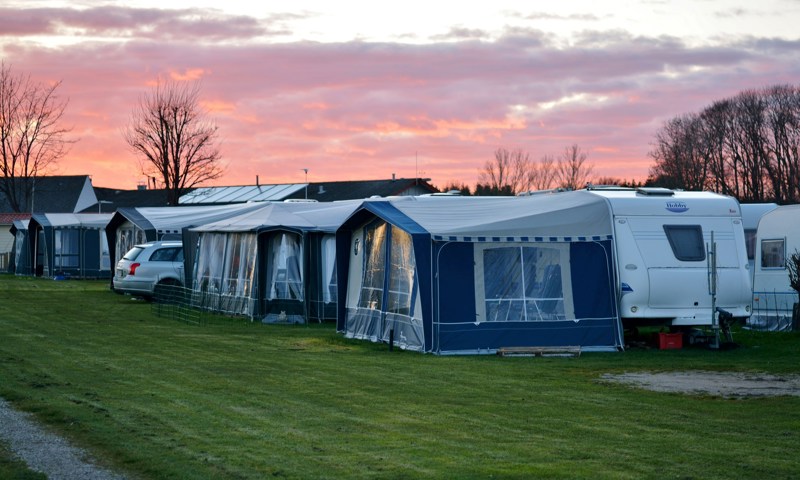 Campingplads i solnedgang Campingplads i solnedgang