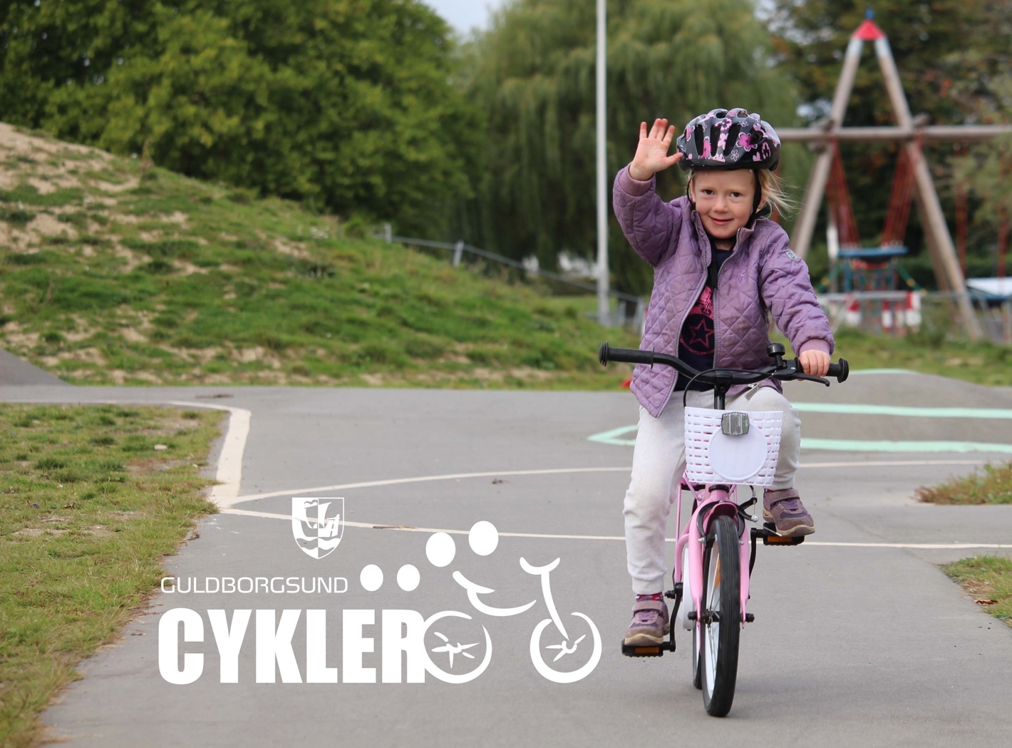 Pige cykler på cykellegeplads