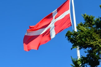 Dannebrog på en himmelblå baggrund